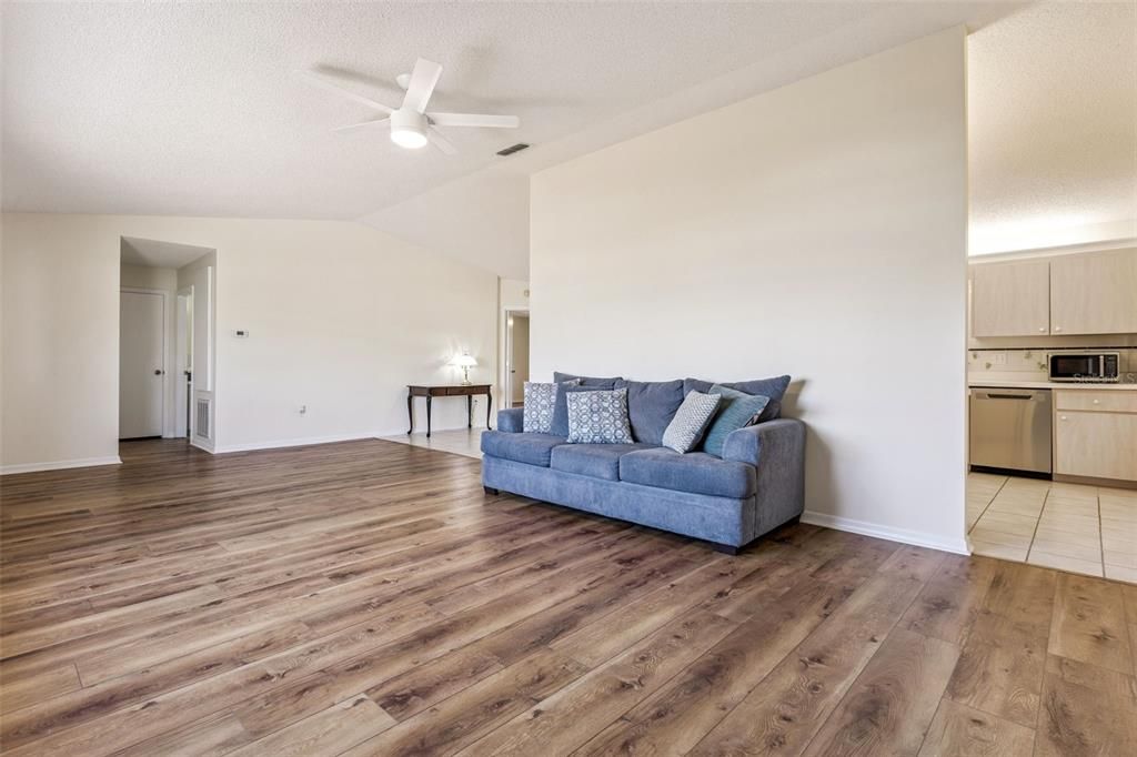 En Venta: $249,900 (3 camas, 2 baños, 1570 Pies cuadrados)