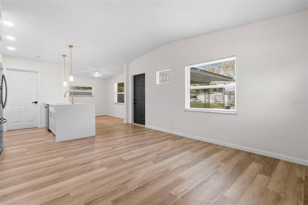 For Sale: $294,900 (3 beds, 1 baths, 1014 Square Feet)