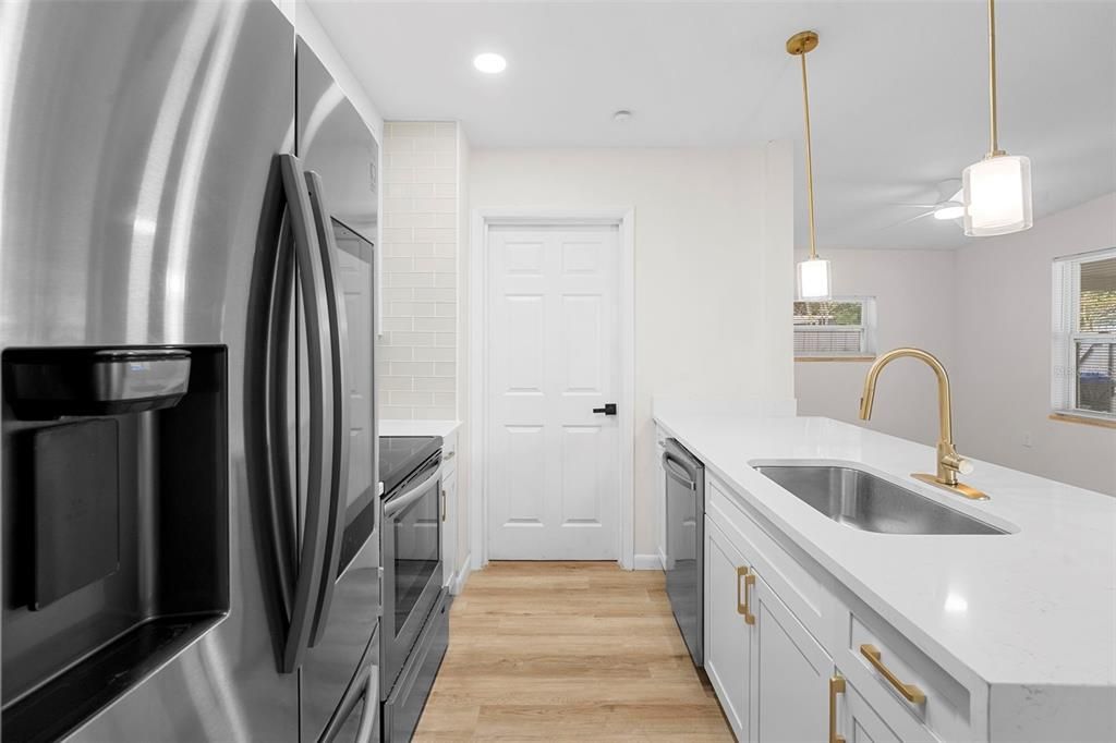 For Sale: $294,900 (3 beds, 1 baths, 1014 Square Feet)