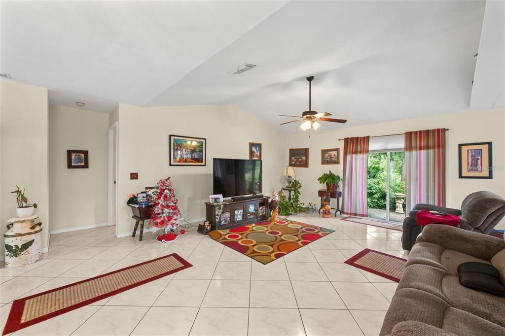 出租: $2,000 (2 贝兹, 2 浴室, 1424 平方英尺)