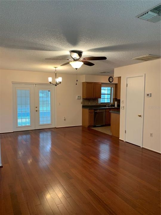 For Rent: $1,975 (3 beds, 2 baths, 1114 Square Feet)