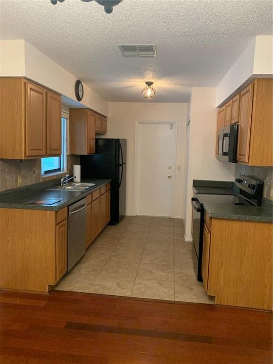 For Rent: $1,975 (3 beds, 2 baths, 1114 Square Feet)