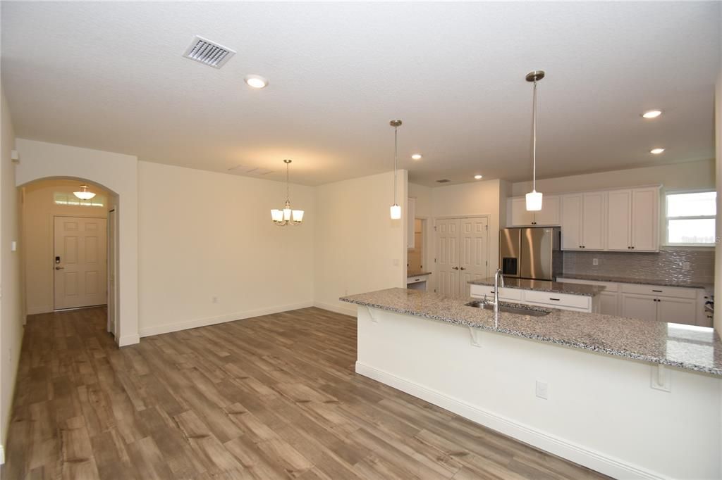 出租: $2,500 (4 贝兹, 2 浴室, 2003 平方英尺)