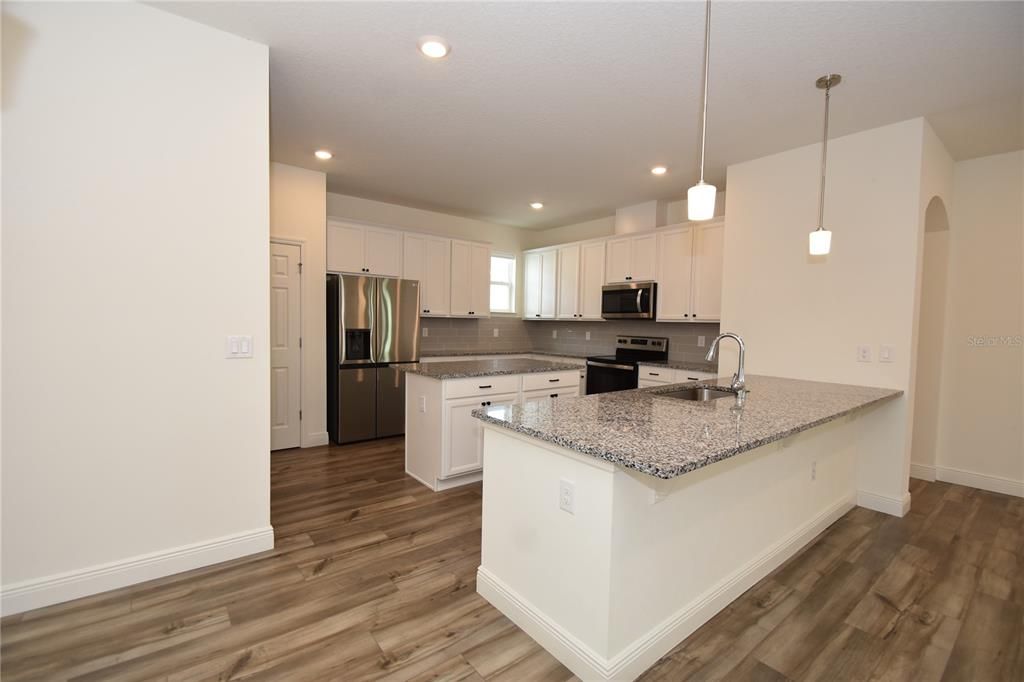 出租: $2,500 (4 贝兹, 2 浴室, 2003 平方英尺)