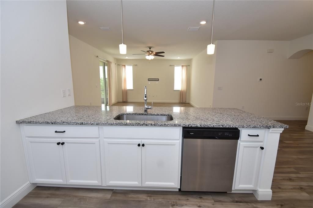 出租: $2,500 (4 贝兹, 2 浴室, 2003 平方英尺)