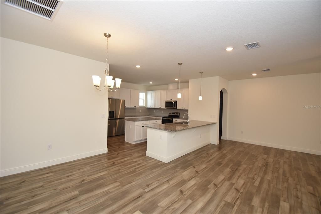 出租: $2,500 (4 贝兹, 2 浴室, 2003 平方英尺)