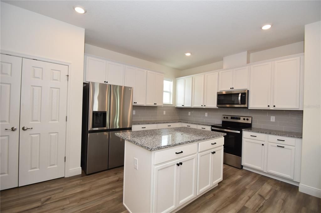 出租: $2,500 (4 贝兹, 2 浴室, 2003 平方英尺)