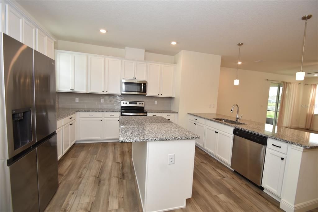 出租: $2,500 (4 贝兹, 2 浴室, 2003 平方英尺)