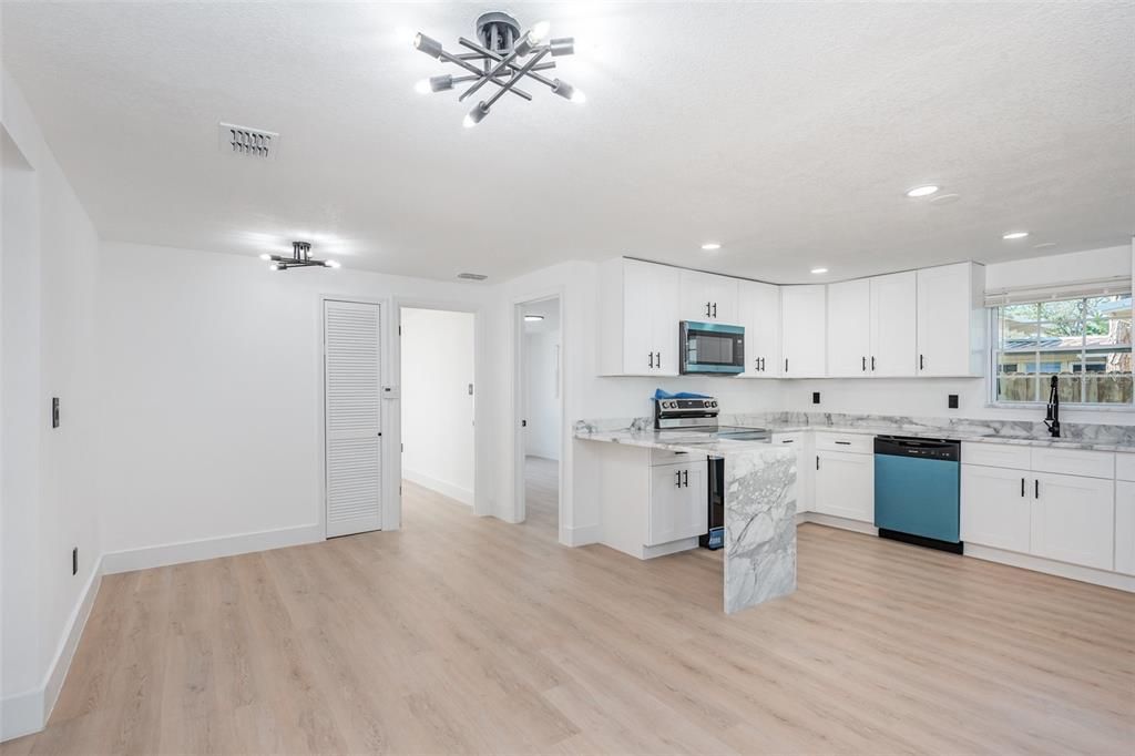 待售: $325,000 (3 贝兹, 2 浴室, 1424 平方英尺)