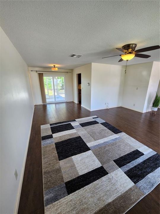 待售: $325,000 (2 贝兹, 2 浴室, 1292 平方英尺)