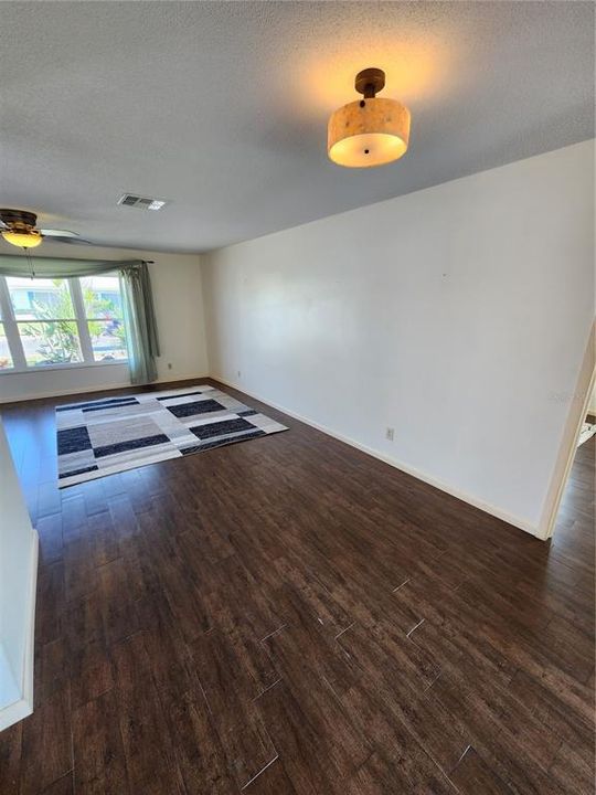 待售: $325,000 (2 贝兹, 2 浴室, 1292 平方英尺)