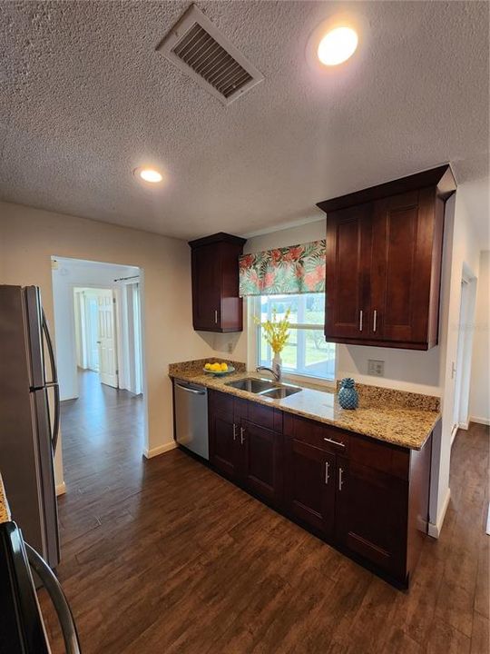 待售: $325,000 (2 贝兹, 2 浴室, 1292 平方英尺)