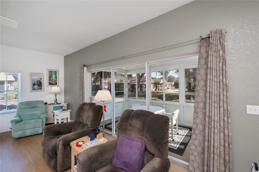 待售: $239,900 (2 贝兹, 2 浴室, 1364 平方英尺)