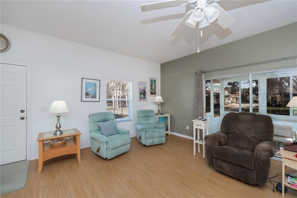 待售: $239,900 (2 贝兹, 2 浴室, 1364 平方英尺)