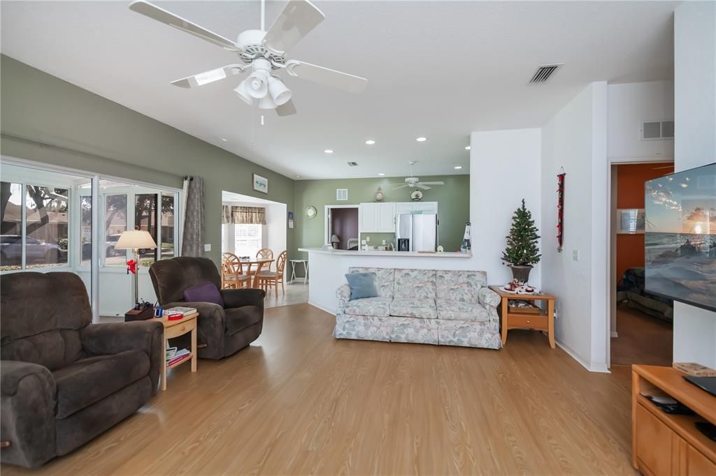 待售: $239,900 (2 贝兹, 2 浴室, 1364 平方英尺)