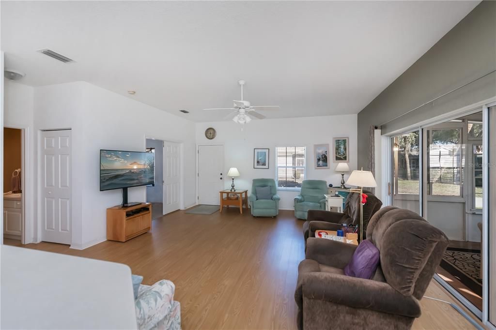 待售: $239,900 (2 贝兹, 2 浴室, 1364 平方英尺)