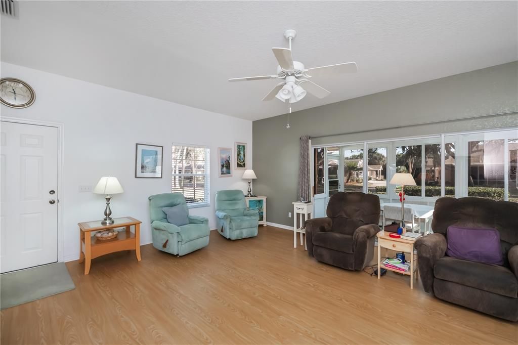 待售: $239,900 (2 贝兹, 2 浴室, 1364 平方英尺)