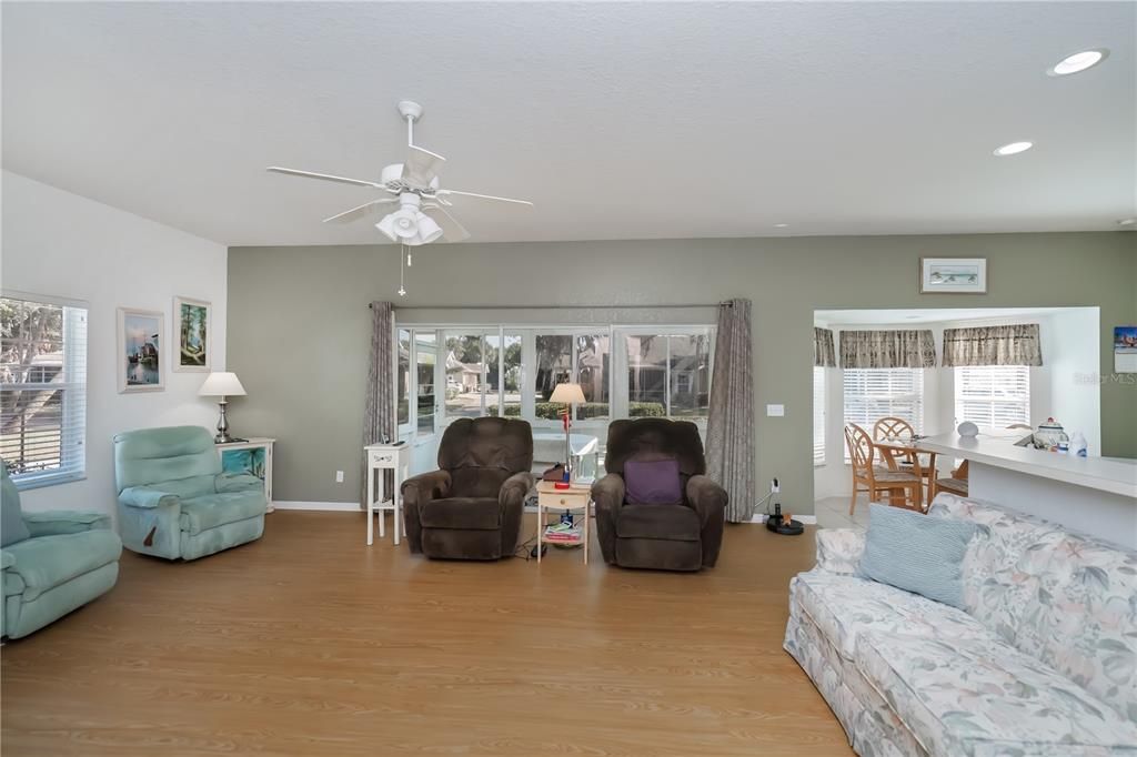 待售: $239,900 (2 贝兹, 2 浴室, 1364 平方英尺)