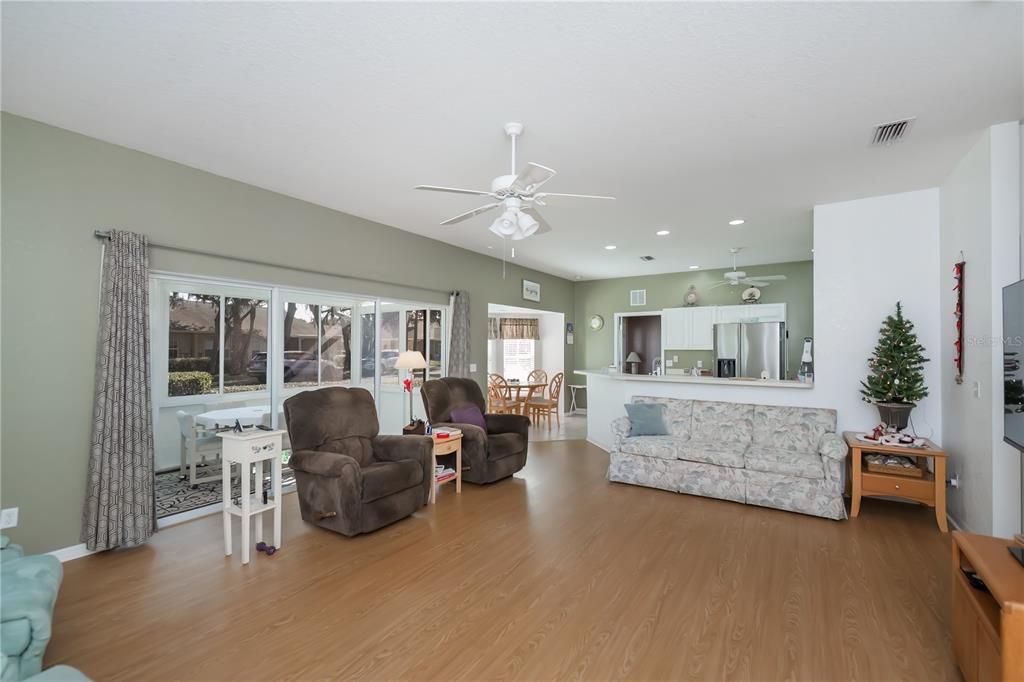 待售: $239,900 (2 贝兹, 2 浴室, 1364 平方英尺)