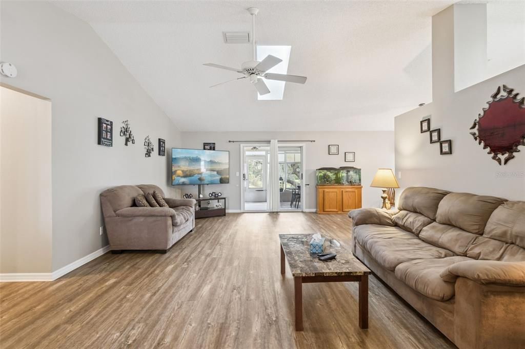 待售: $259,900 (2 贝兹, 2 浴室, 1522 平方英尺)