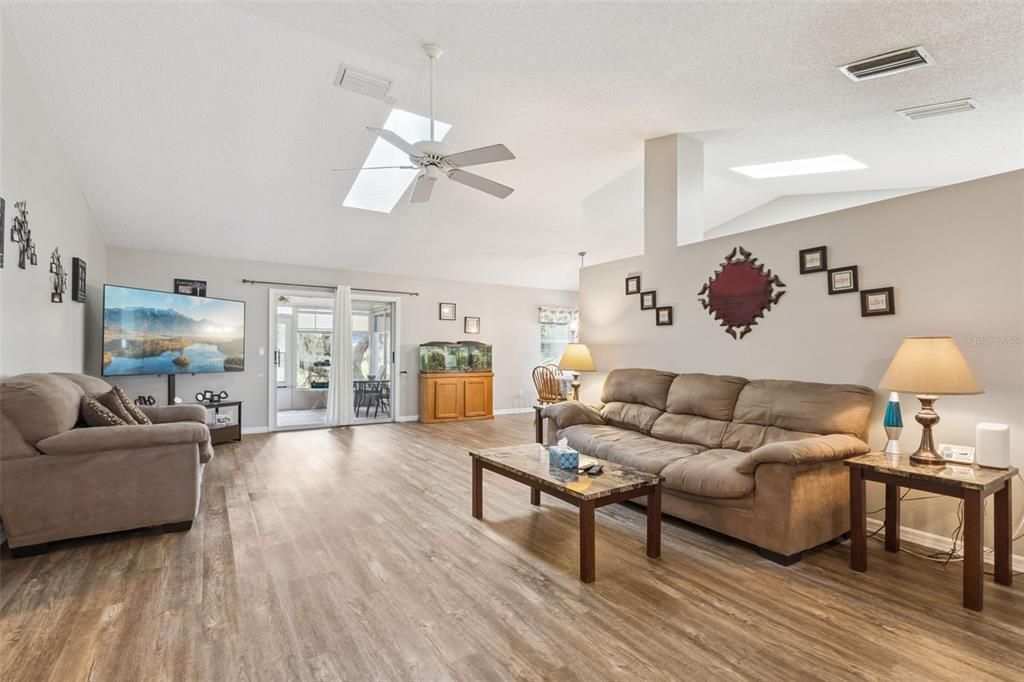 待售: $259,900 (2 贝兹, 2 浴室, 1522 平方英尺)