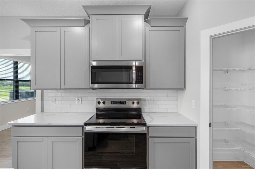 合同活跃: $565,900 (4 贝兹, 2 浴室, 1979 平方英尺)