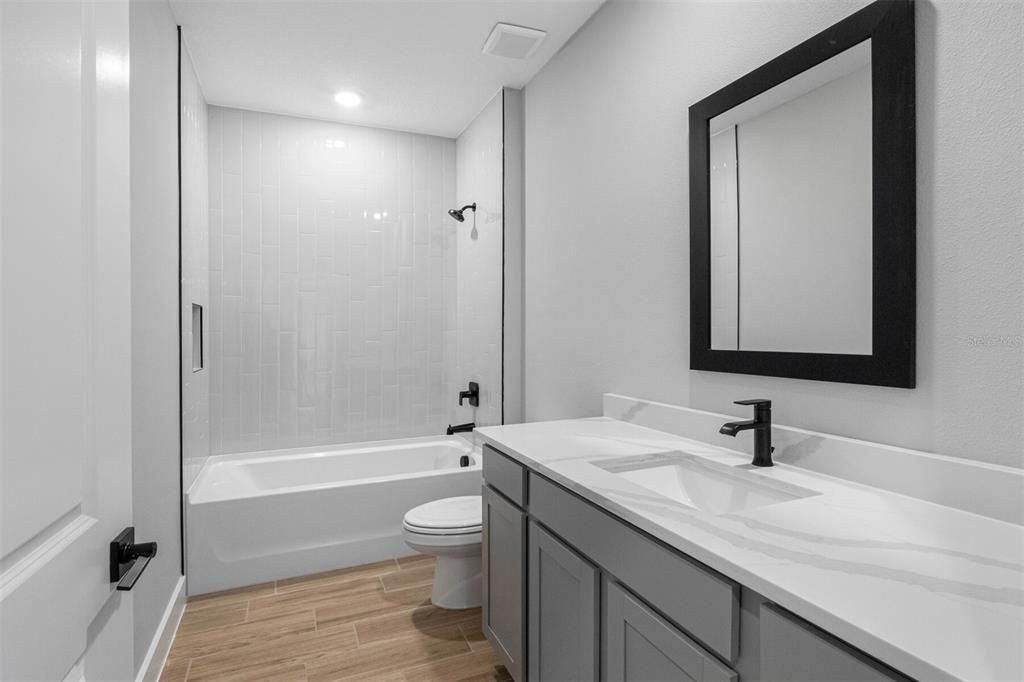 合同活跃: $565,900 (4 贝兹, 2 浴室, 1979 平方英尺)