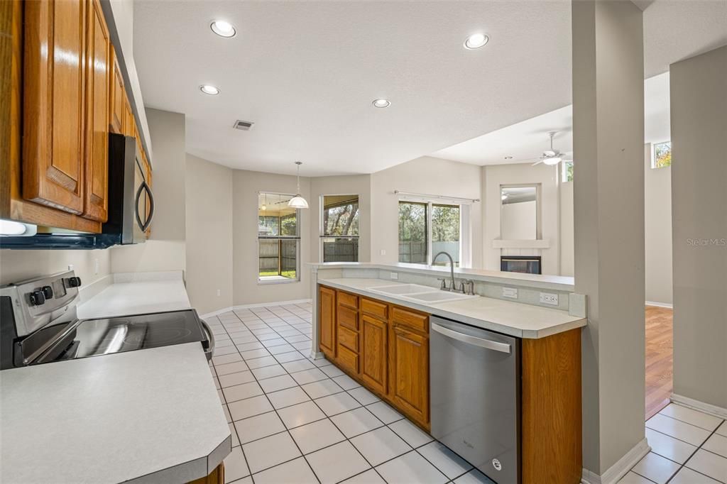 En Venta: $459,000 (4 camas, 2 baños, 2220 Pies cuadrados)