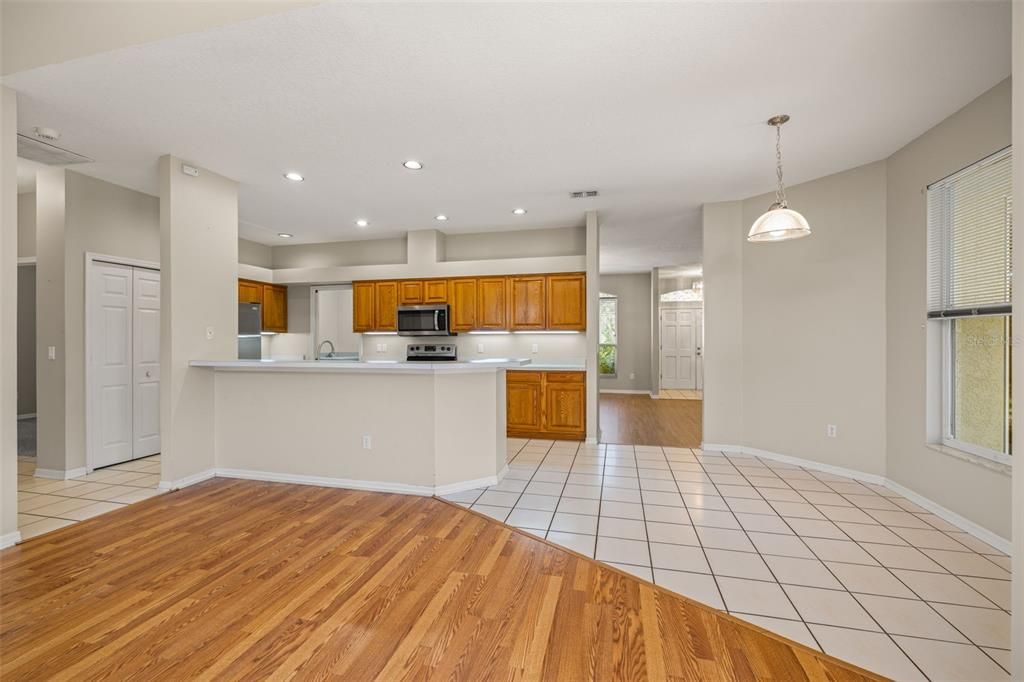 En Venta: $459,000 (4 camas, 2 baños, 2220 Pies cuadrados)