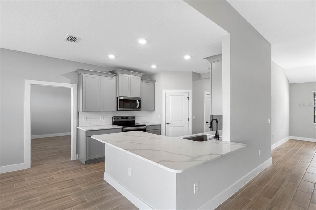 En Venta: $569,900 (4 camas, 2 baños, 1979 Pies cuadrados)