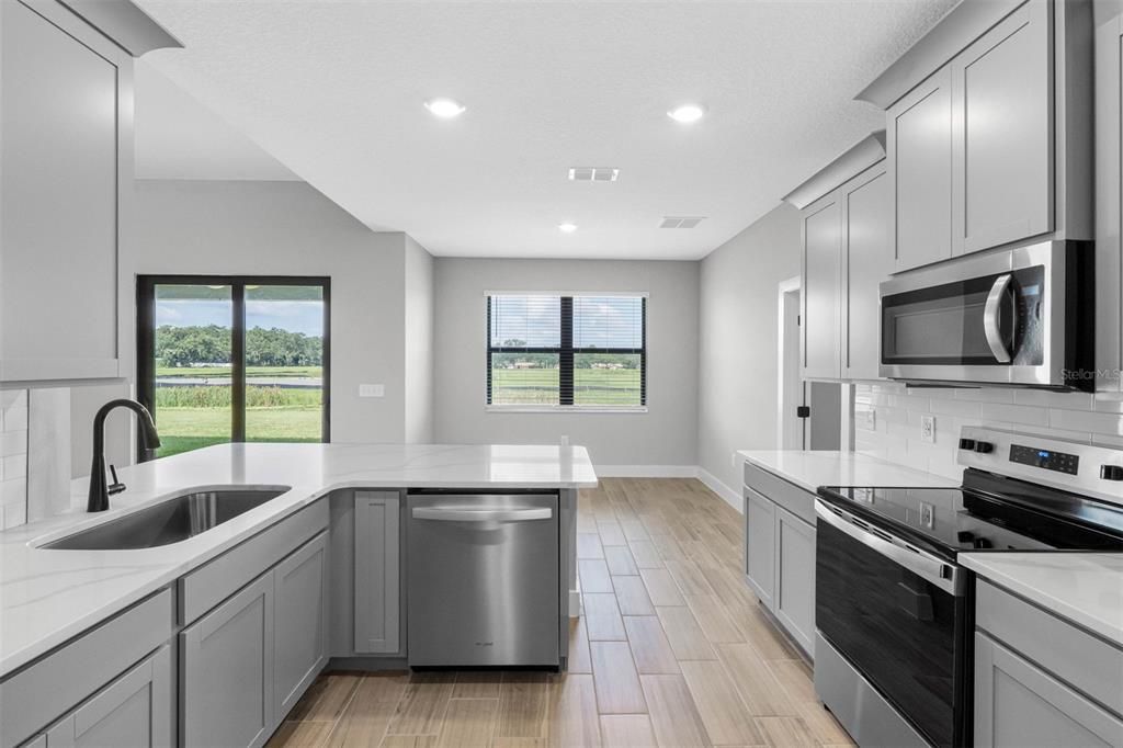 En Venta: $569,900 (4 camas, 2 baños, 1979 Pies cuadrados)