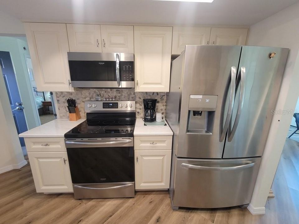 For Rent: $1,800 (1 beds, 1 baths, 837 Square Feet)