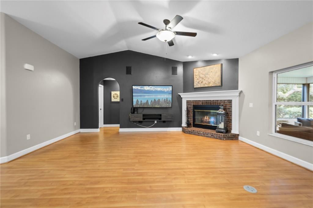 En Venta: $575,000 (4 camas, 2 baños, 2382 Pies cuadrados)