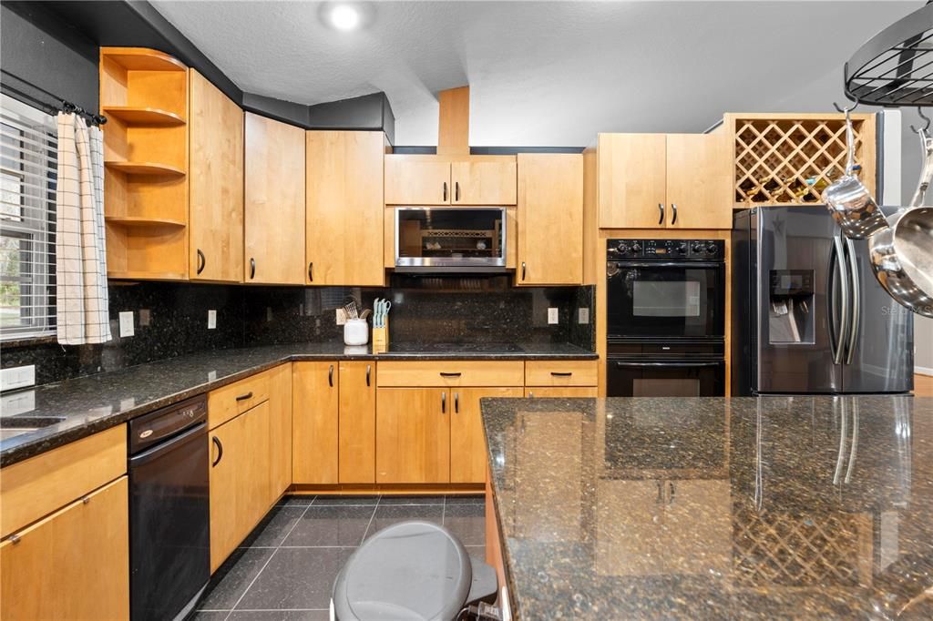 En Venta: $575,000 (4 camas, 2 baños, 2382 Pies cuadrados)