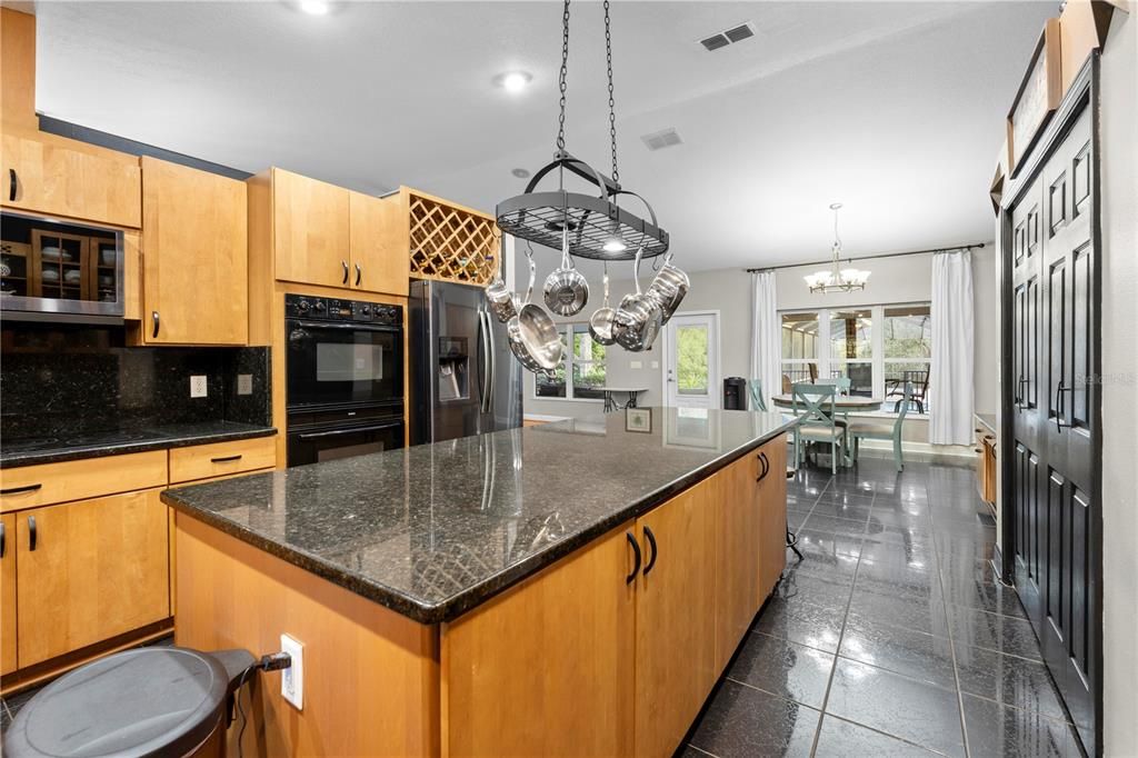 En Venta: $575,000 (4 camas, 2 baños, 2382 Pies cuadrados)