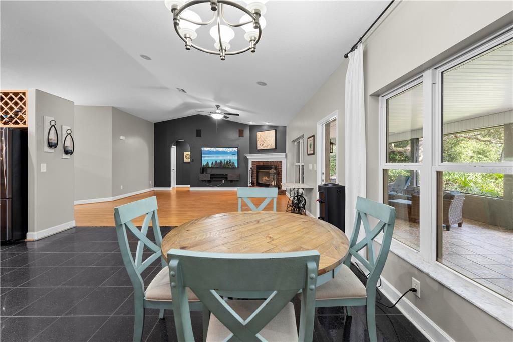 En Venta: $575,000 (4 camas, 2 baños, 2382 Pies cuadrados)