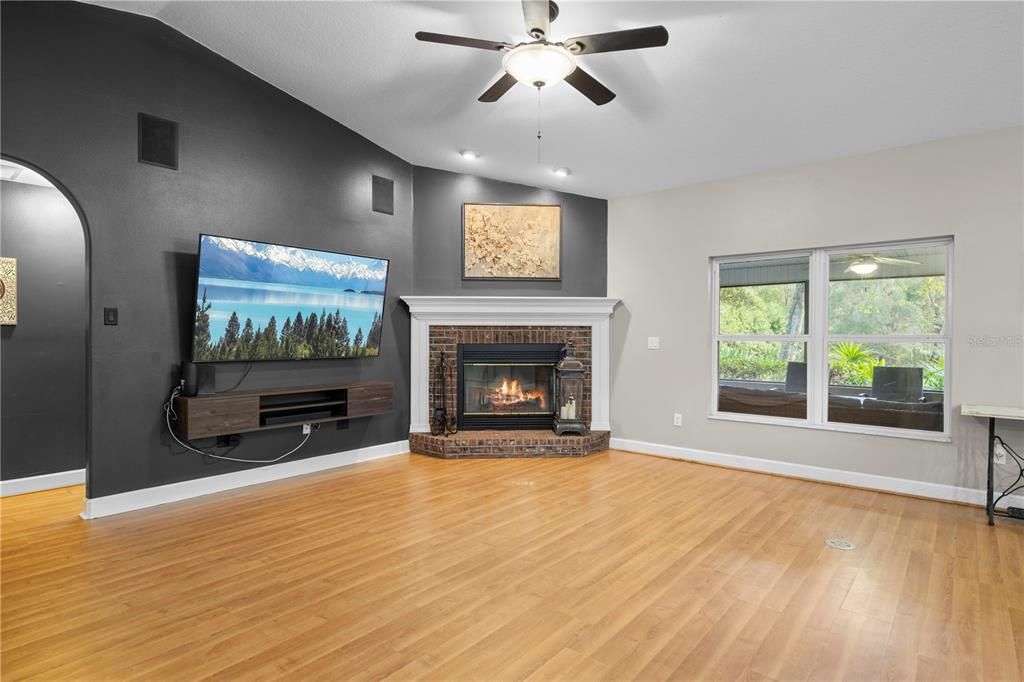 En Venta: $575,000 (4 camas, 2 baños, 2382 Pies cuadrados)