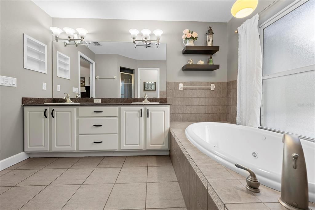 En Venta: $575,000 (4 camas, 2 baños, 2382 Pies cuadrados)