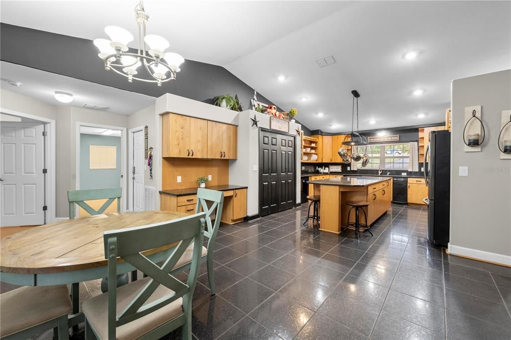 En Venta: $575,000 (4 camas, 2 baños, 2382 Pies cuadrados)