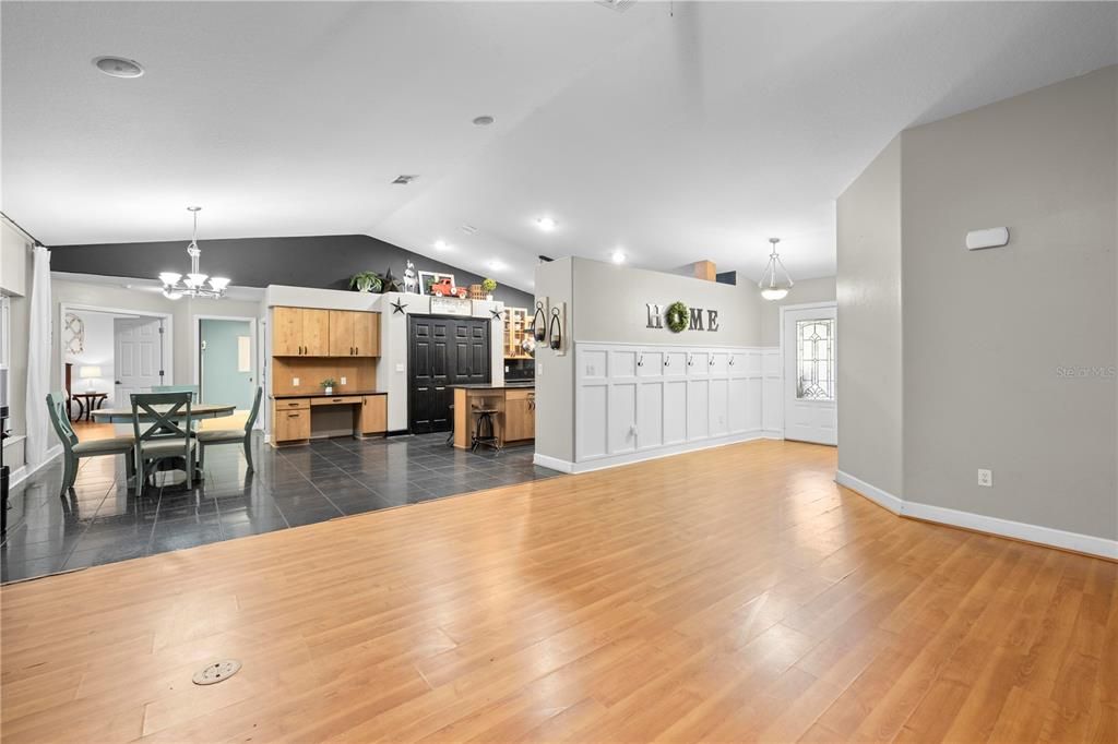 En Venta: $575,000 (4 camas, 2 baños, 2382 Pies cuadrados)