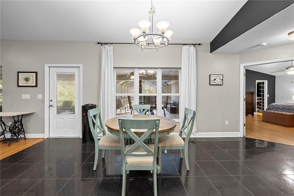 En Venta: $575,000 (4 camas, 2 baños, 2382 Pies cuadrados)