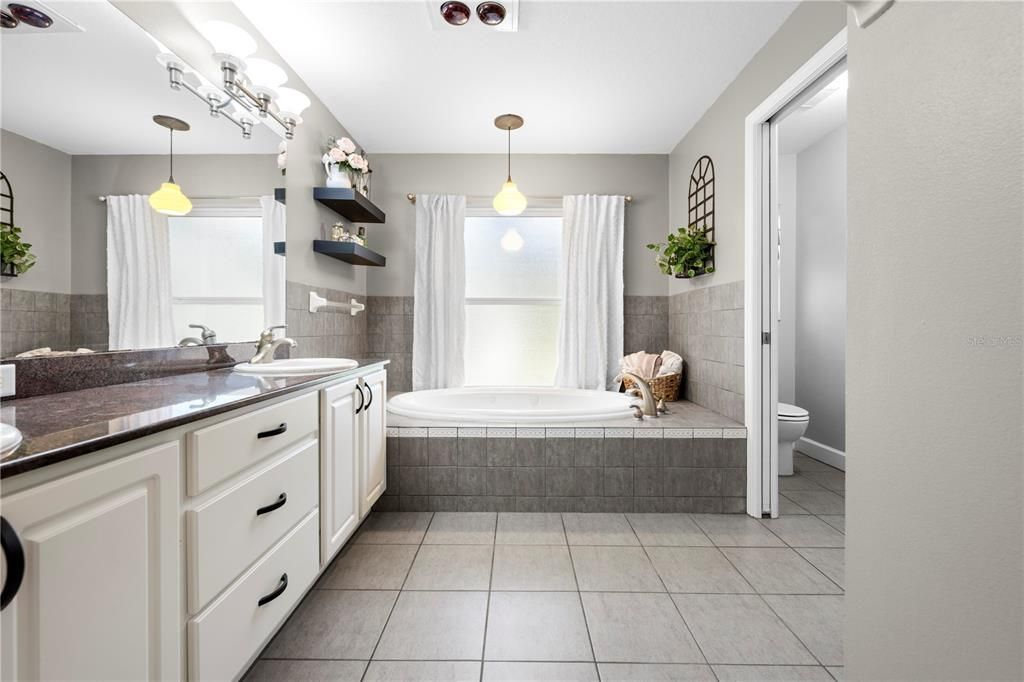 En Venta: $575,000 (4 camas, 2 baños, 2382 Pies cuadrados)