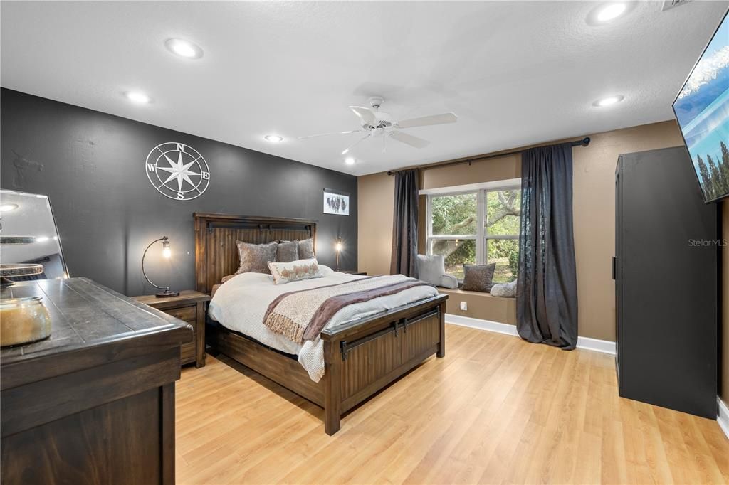 En Venta: $575,000 (4 camas, 2 baños, 2382 Pies cuadrados)