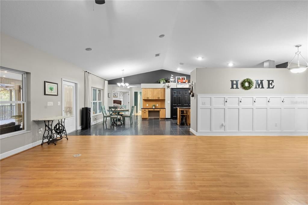 En Venta: $575,000 (4 camas, 2 baños, 2382 Pies cuadrados)