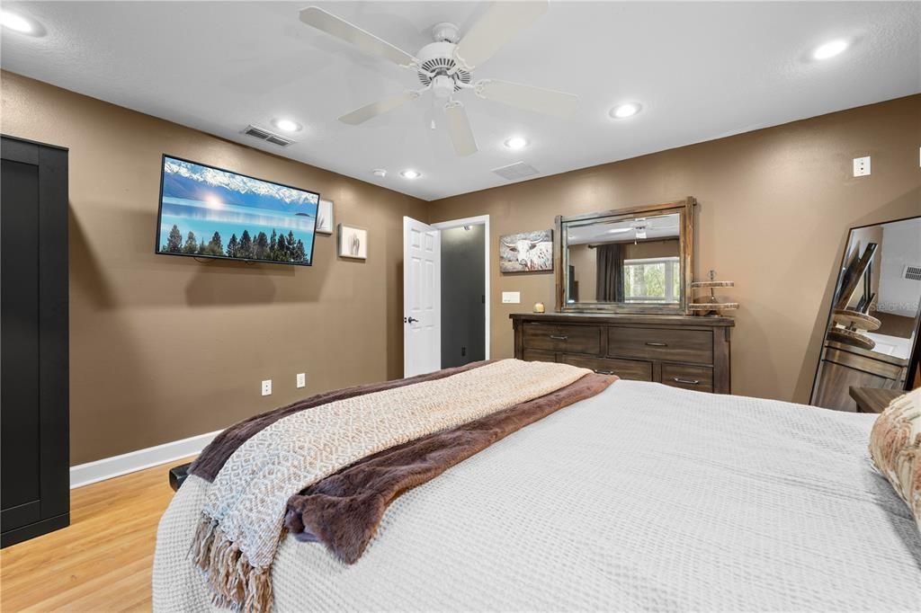 En Venta: $575,000 (4 camas, 2 baños, 2382 Pies cuadrados)