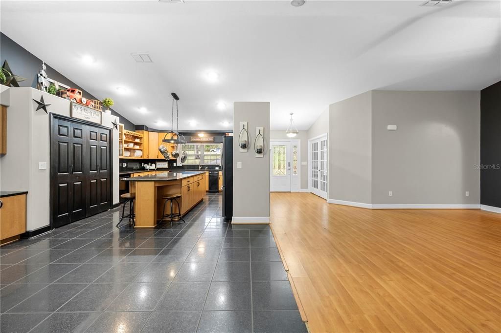 En Venta: $575,000 (4 camas, 2 baños, 2382 Pies cuadrados)