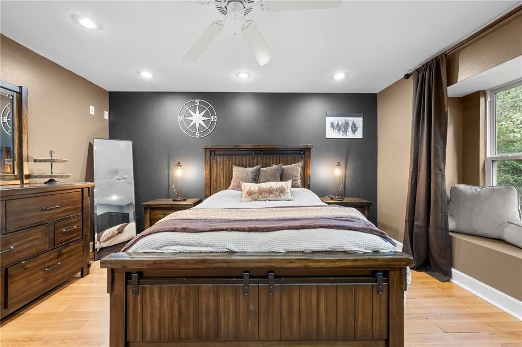 En Venta: $575,000 (4 camas, 2 baños, 2382 Pies cuadrados)