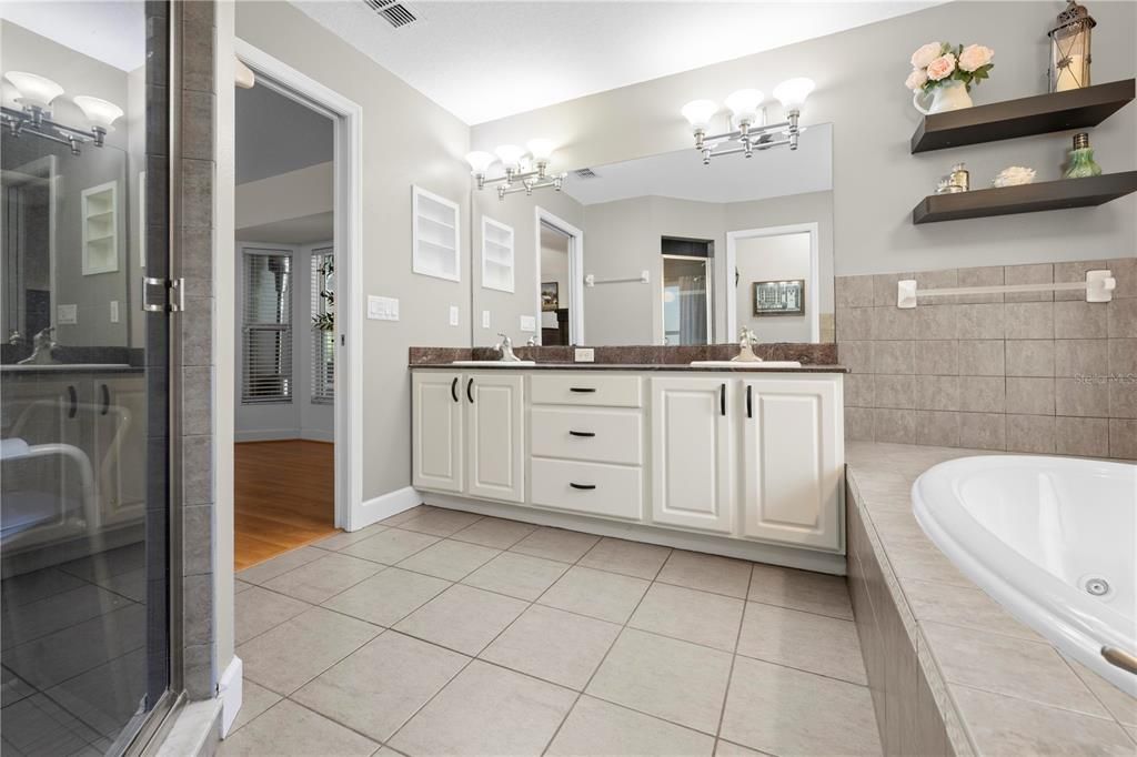 En Venta: $575,000 (4 camas, 2 baños, 2382 Pies cuadrados)