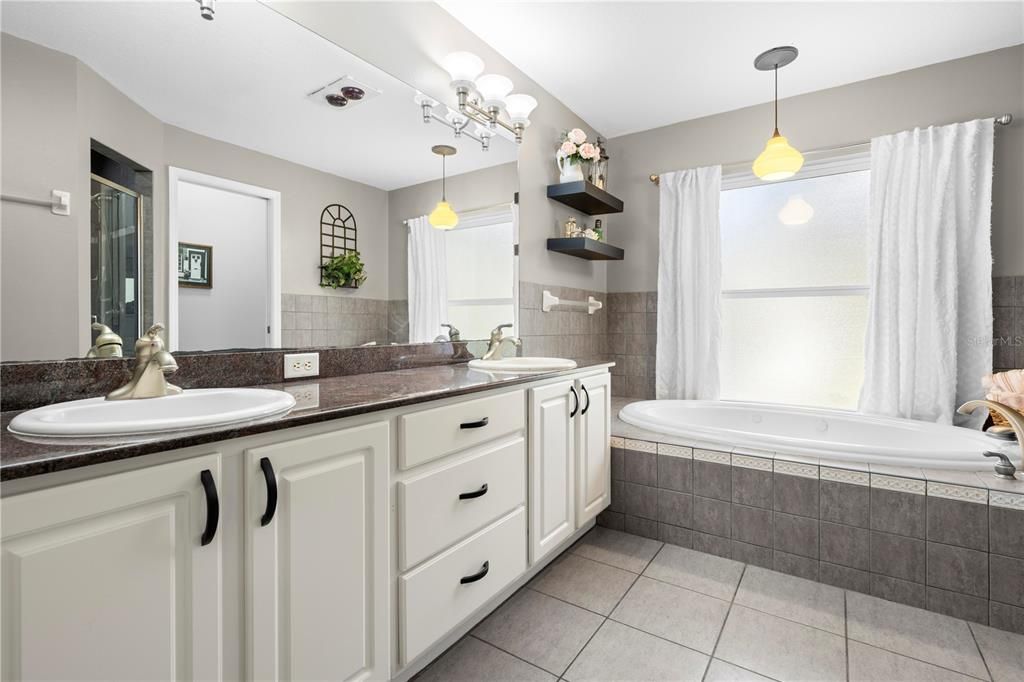 En Venta: $575,000 (4 camas, 2 baños, 2382 Pies cuadrados)