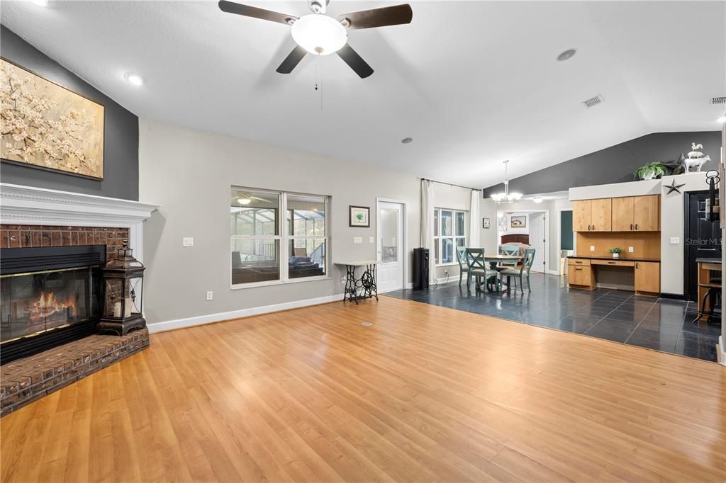 En Venta: $575,000 (4 camas, 2 baños, 2382 Pies cuadrados)